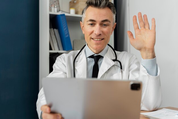 Médico oferecendo teleconsulta médica