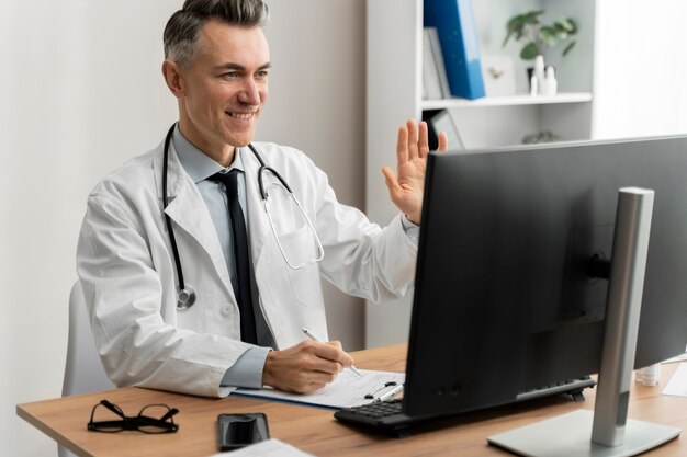 Médico oferecendo teleconsulta médica