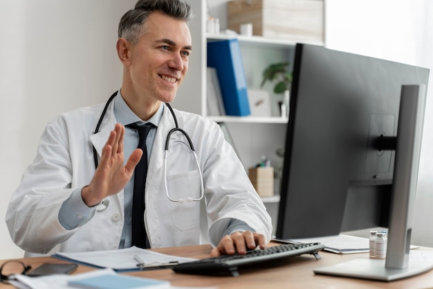 Médico oferecendo teleconsulta médica