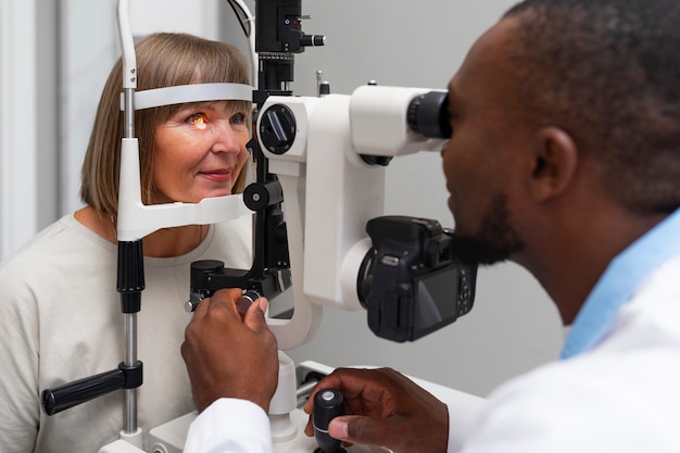 Médico oftalmologista consultando um paciente