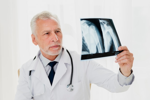 Médico olhando o raio x