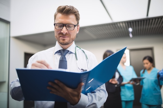 Médico olhando para relatório médico