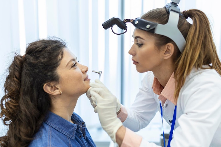 Foto grátis médico otorrinolaringologista verificando o nariz com otoscópio do paciente no hospital conceito de alergia de sinusite de congestão nasal