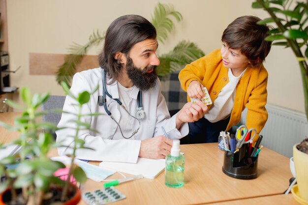 Médico pediatra examinando criança em consultório médico confortável