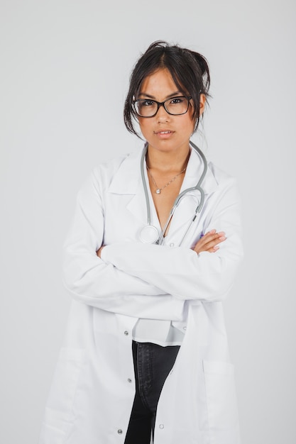 Médico posando com braços cruzados