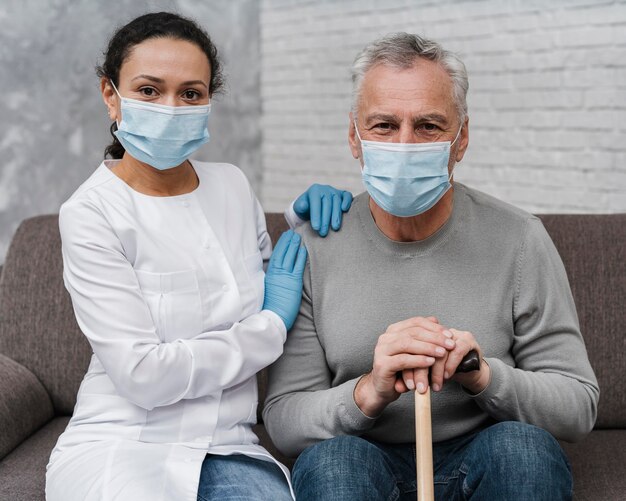 Médico posando com seu paciente