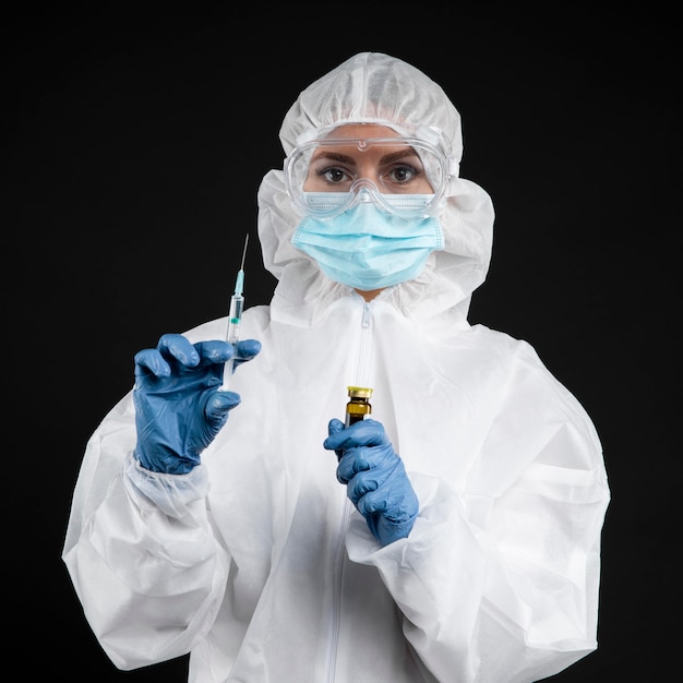 Foto grátis médico preparando a vacina contra o coronavírus