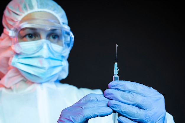 Foto grátis médico preparando a vacina contra o coronavírus