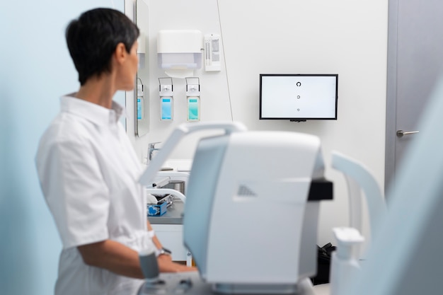 Médico preparando o consultório do oftalmologista