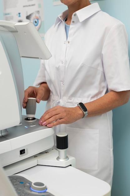 Médico preparando o consultório do oftalmologista