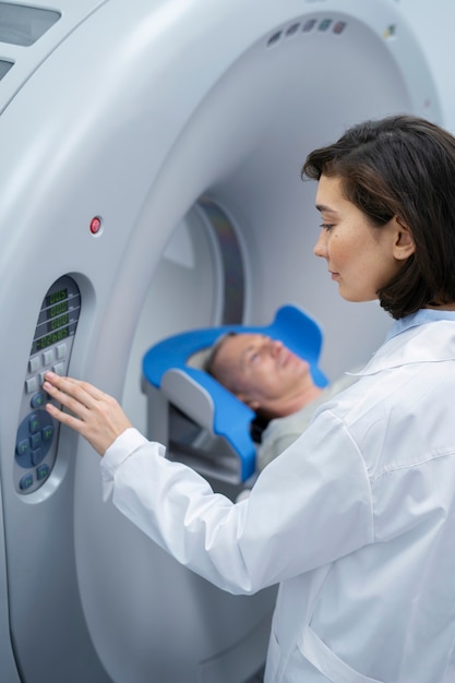 Foto grátis médico preparando o paciente para tomografia computadorizada