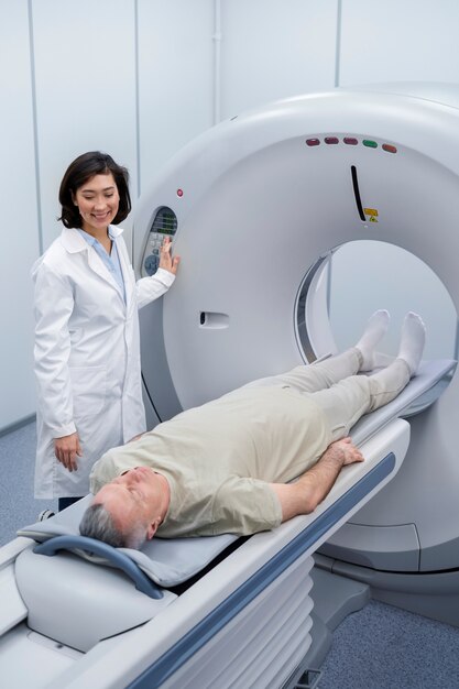 Médico preparando o paciente para tomografia computadorizada