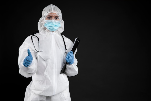 Foto grátis médico profissional usando equipamento médico para pandemia