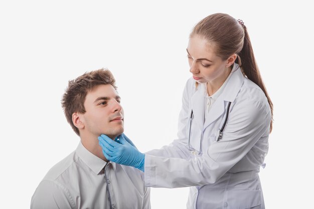 Médico que examina a garganta do paciente