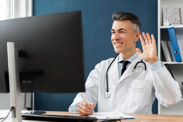 Médico que oferece teleconsulta médica