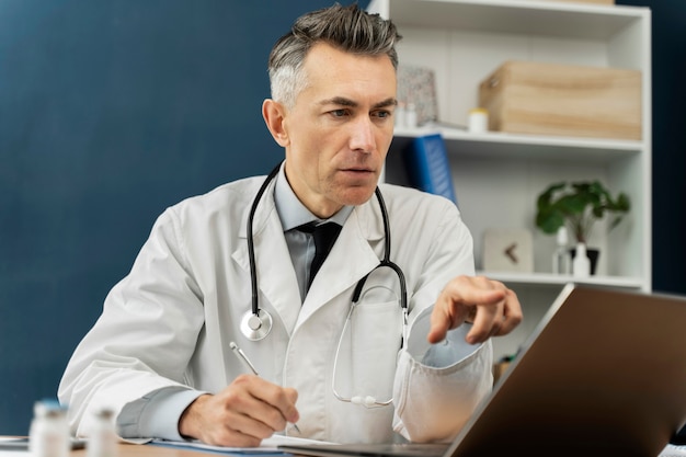 Médico que oferece teleconsulta médica