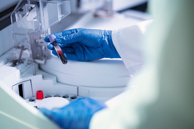 Foto grátis médico realizando pesquisas médicas em laboratório