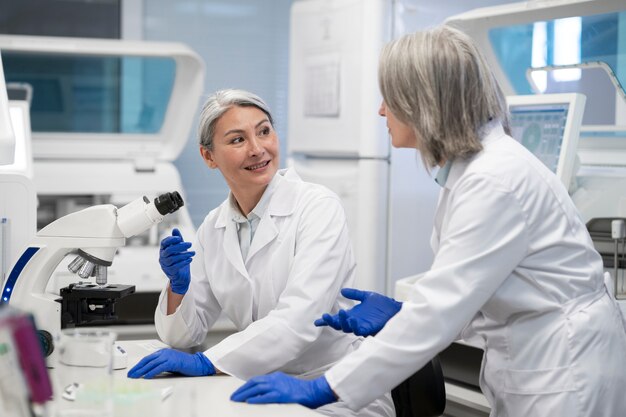 Médico realizando pesquisas médicas em laboratório