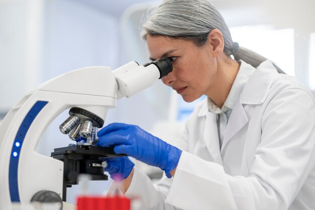 Médico realizando pesquisas médicas em laboratório