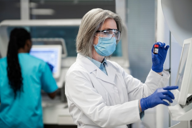 Médico realizando pesquisas médicas em laboratório