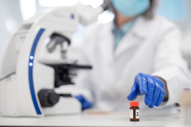 Médico realizando pesquisas médicas em laboratório