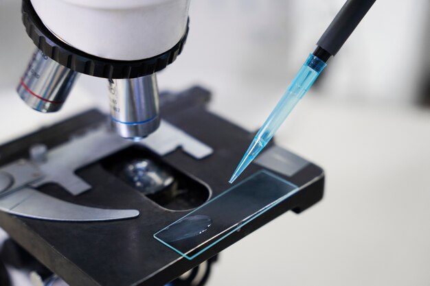 Médico realizando pesquisas médicas em laboratório