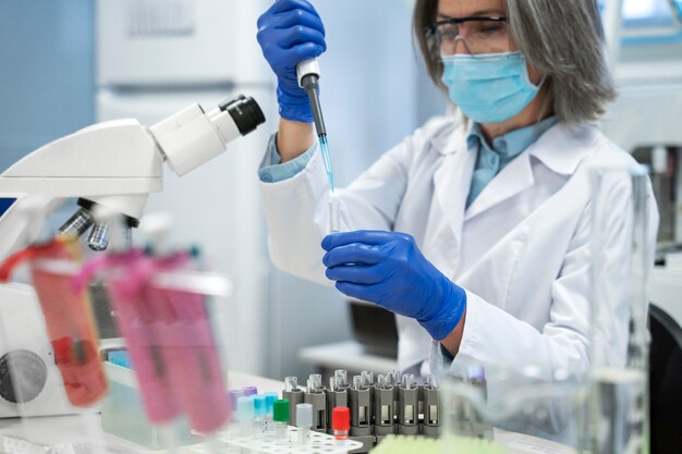 Médico realizando pesquisas médicas em laboratório