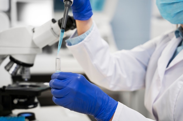 Médico realizando pesquisas médicas em laboratório