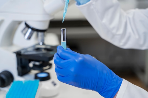 Médico realizando pesquisas médicas em laboratório