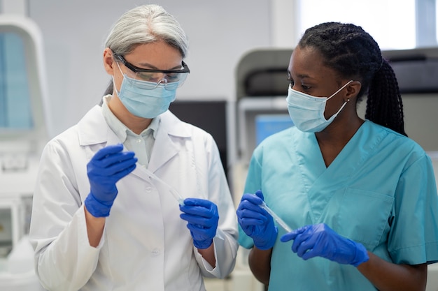 Médico realizando pesquisas médicas em laboratório