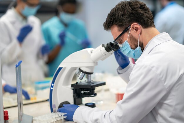 Médico realizando pesquisas médicas em laboratório