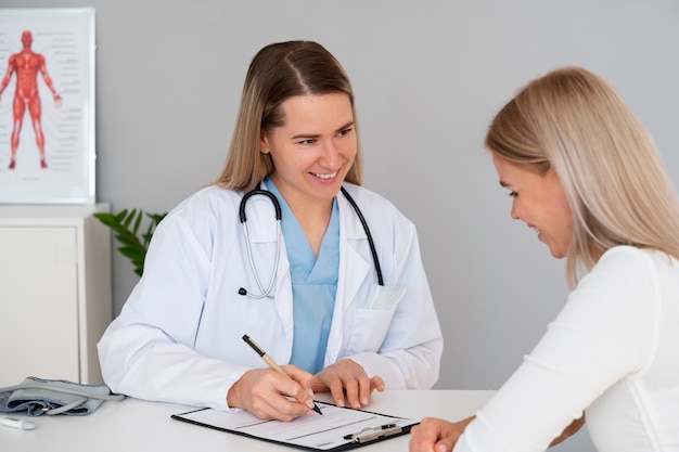 Médico realizando uma verificação física no paciente