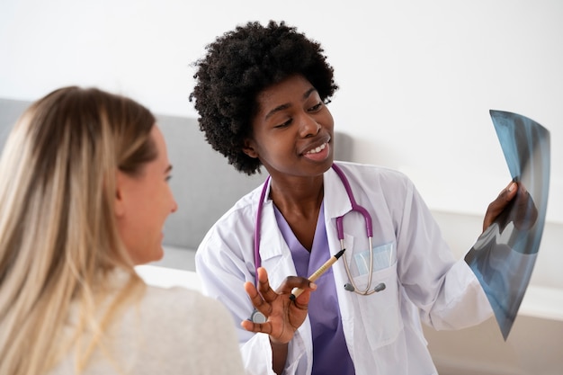 Médico realizando uma verificação física no paciente