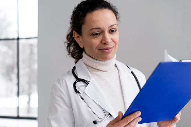 Foto grátis médico se preparando para consultar