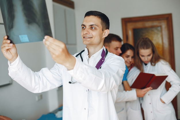 Foto grátis médico segura um raio-x do paciente