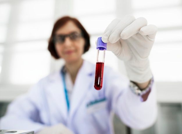 Foto grátis médico segurando amostra de sangue