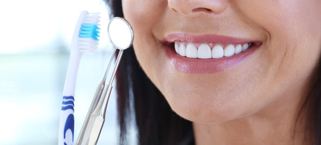 Foto grátis médico segurando ferramentas de dentista