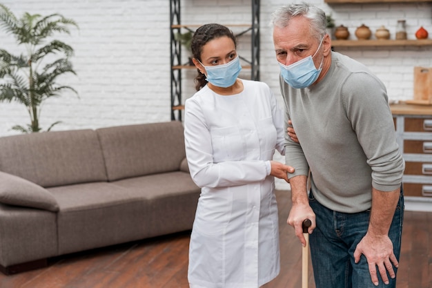 Médico segurando o paciente com dor