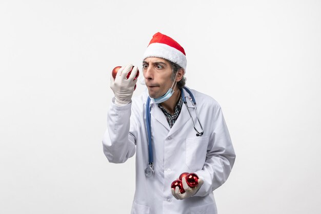 Médico segurando uma mesa de brinquedos de plástico.