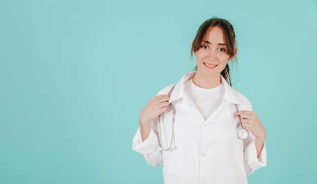 Foto grátis médico sorridente com estetoscópio