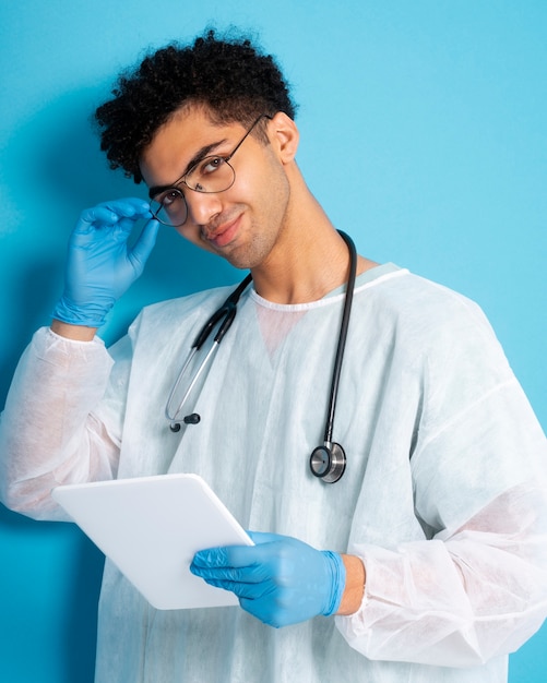 Foto grátis médico sorridente de tiro médio segurando tablet