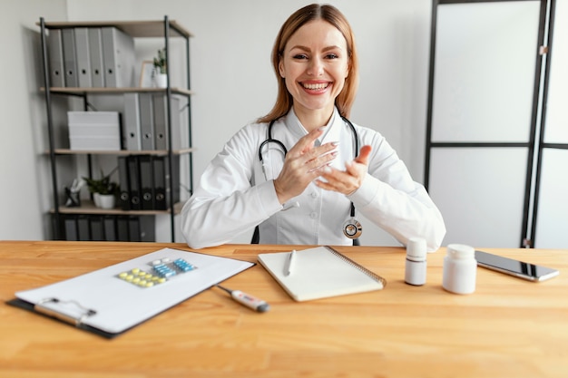 Médico sorridente de tiro médio trabalhando