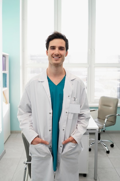 Foto grátis médico sorridente de tiro médio vestindo casaco
