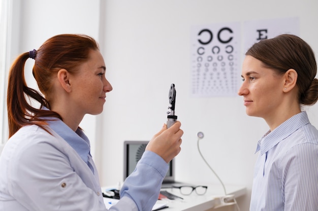 Médico testando a visão do paciente