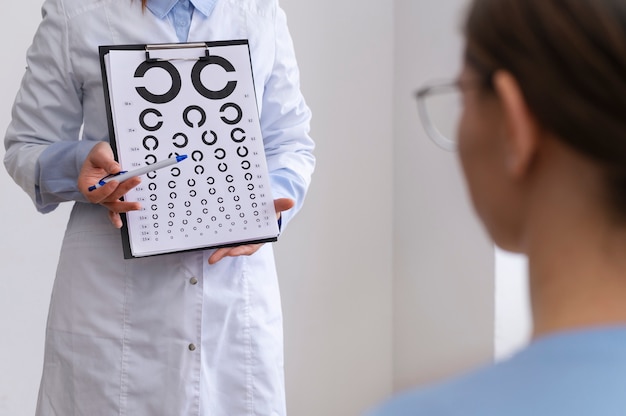 Médico testando a visão do paciente
