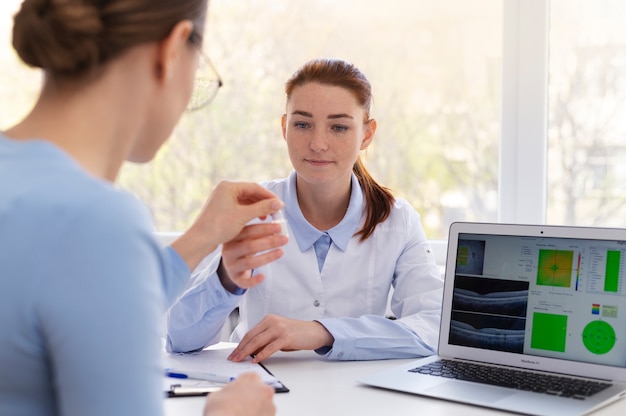 Médico testando a visão do paciente