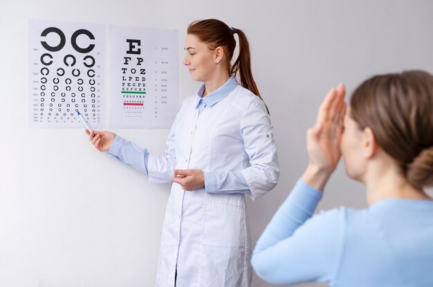 Médico testando a visão do paciente