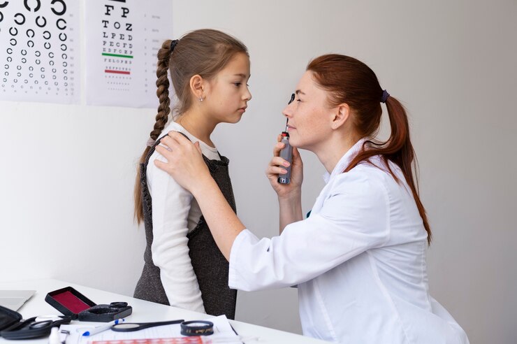 Foto grátis médico testando a visão do paciente