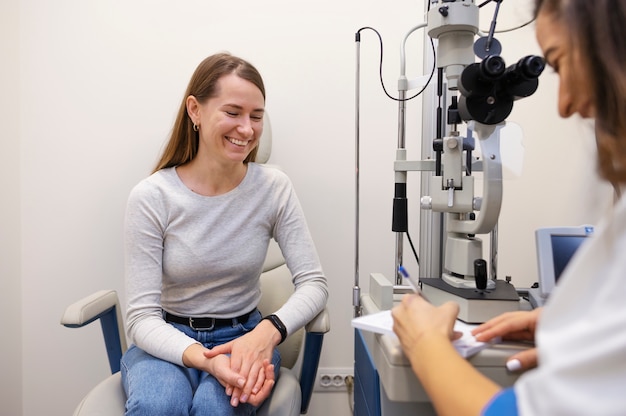 Médico testando a visão do paciente