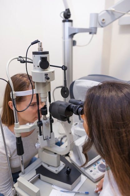 Foto grátis médico testando a visão do paciente